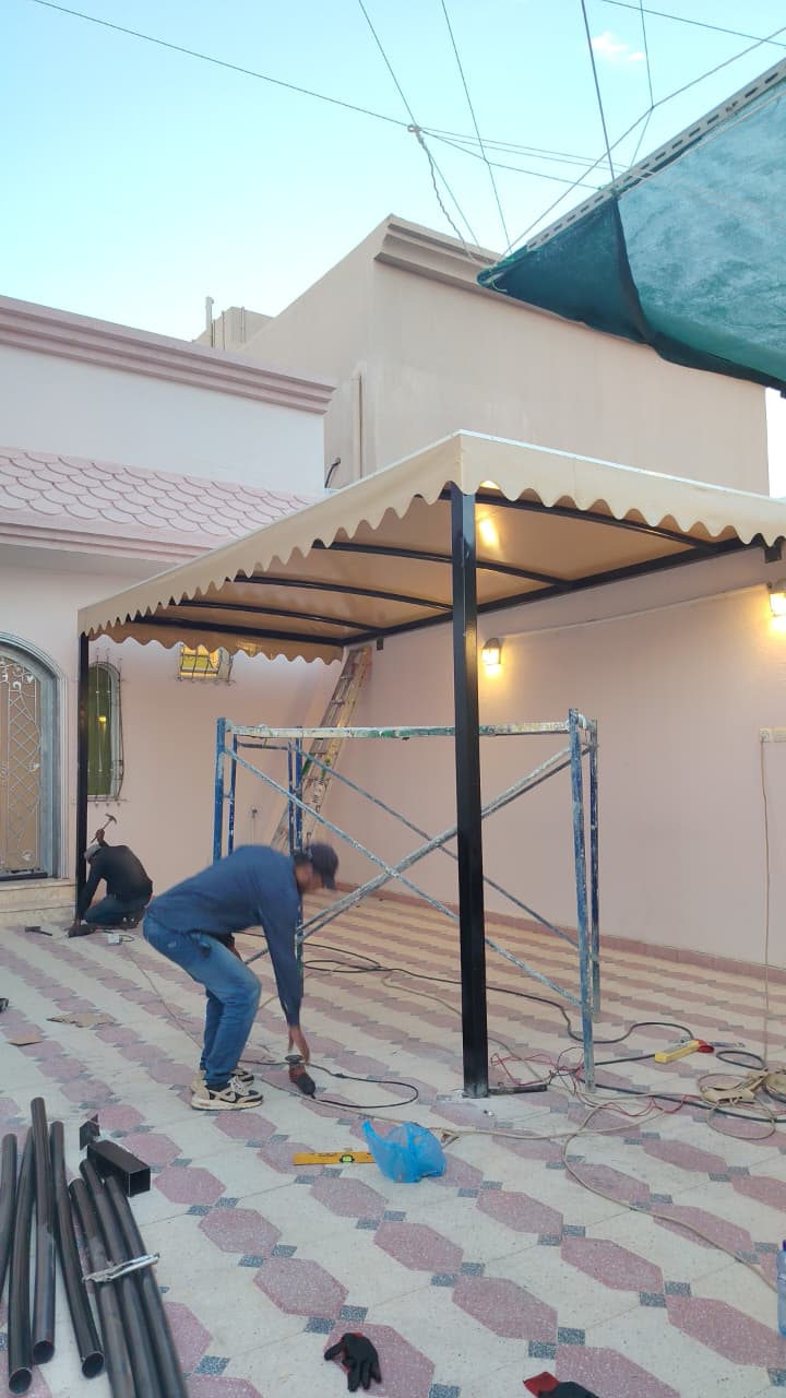 مظلة مدخل قيد التركيب